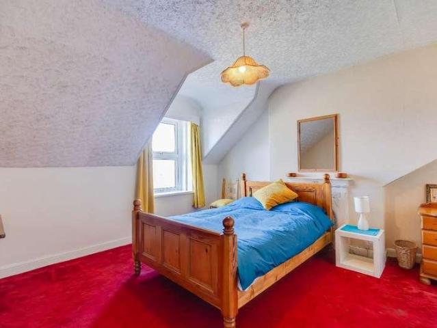 4 bed flat for sale
