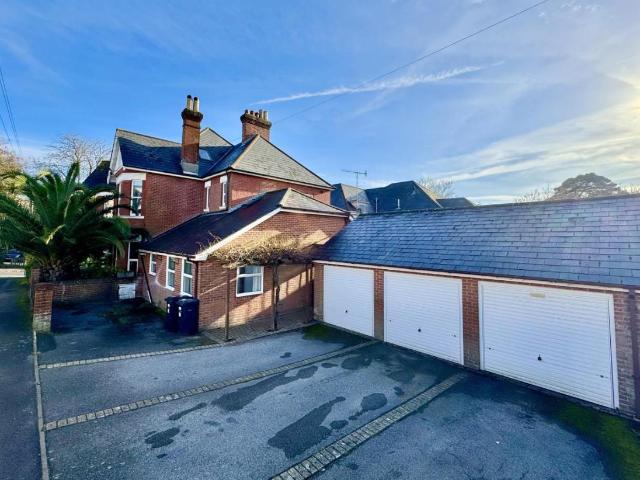 4 bed flat for sale
