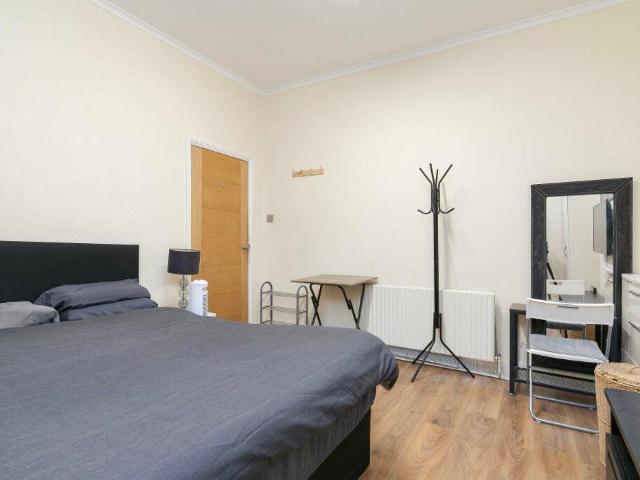 4 bed flat for sale
