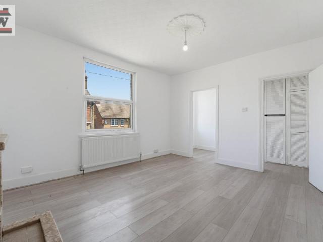 4 bed flat for sale