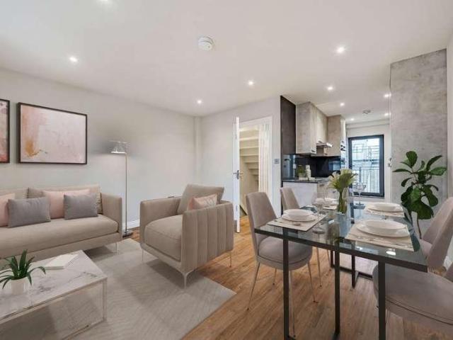 4 bed flat for sale