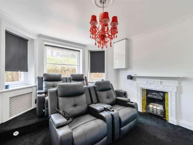 4 bed flat for sale