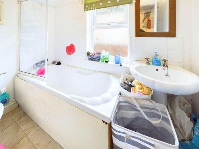 4 bed flat for sale