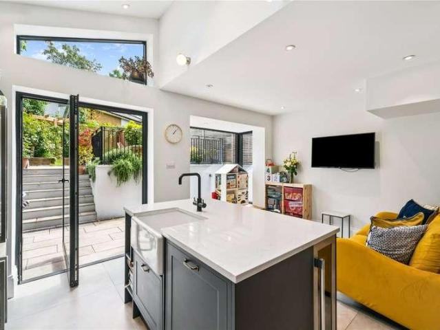 4 bed flat for sale