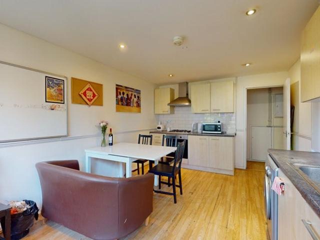 4 bed flat, in London Bridge with balcony