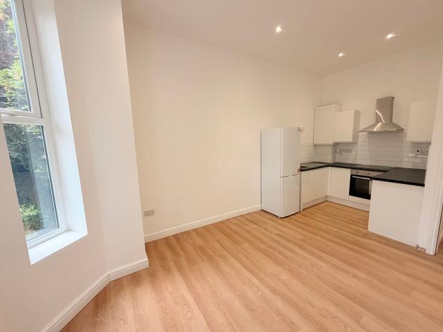 4 bed flat to rent in Deerpark Road, Manchester, M16