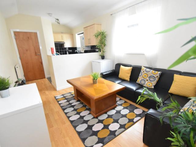4 bed flat to rent in Woodville Road, Cathays, CF24