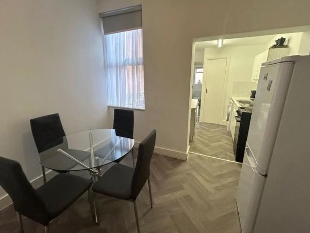 4 Bed Flat, Vauxhall Bridge Road, SW1V