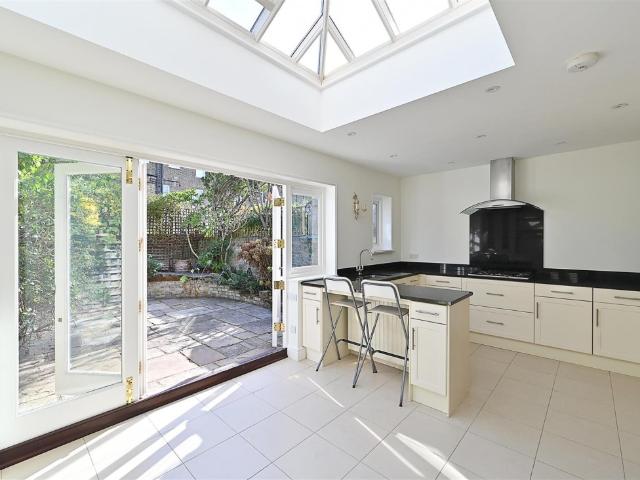 4 Bed House To Let