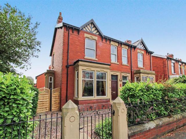 4 Bed House to Let on Watling Street. 4 bed semi detached house to rent £1,850 pcm £427 pw
