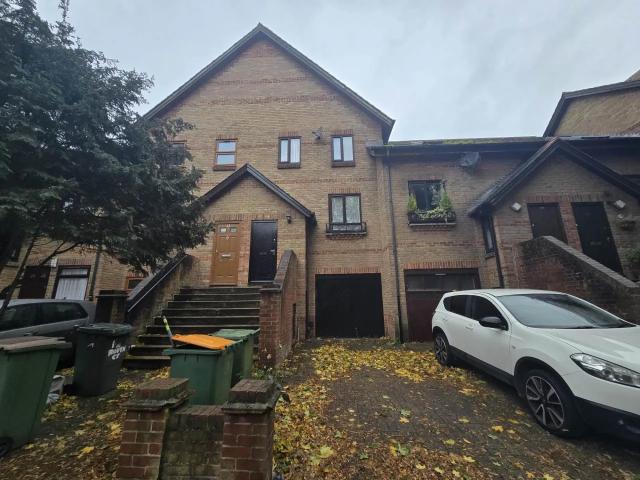 4 bed house to rent in routh street, beckton, e6
