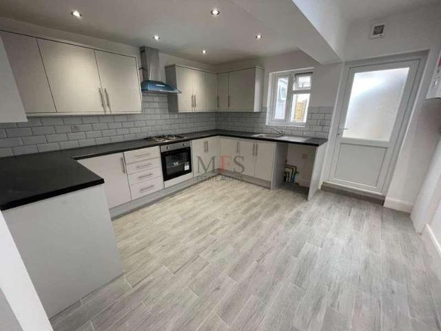 4 bed house to rent