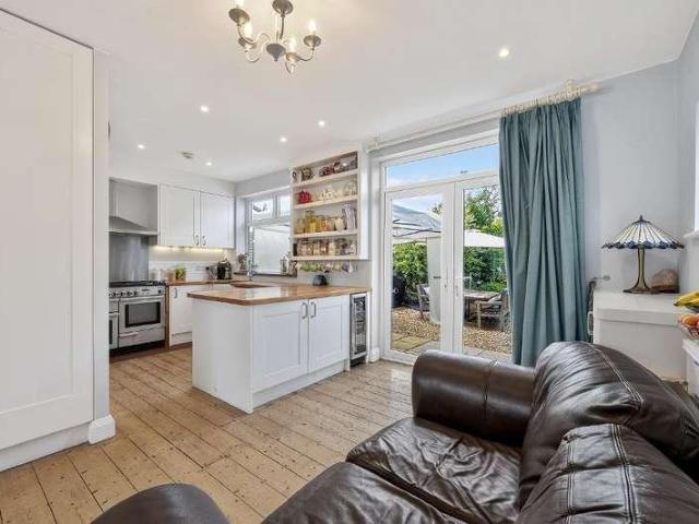 4 bed house to rent