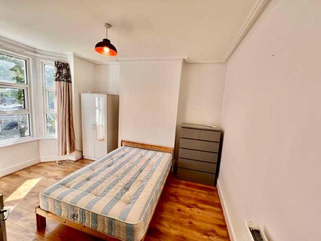 4 bed house to rent