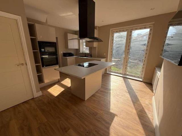 4 bed house to rent