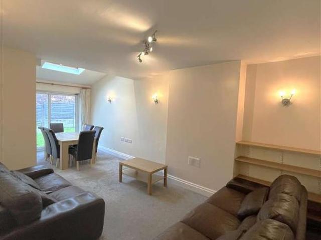 4 bed house to rent