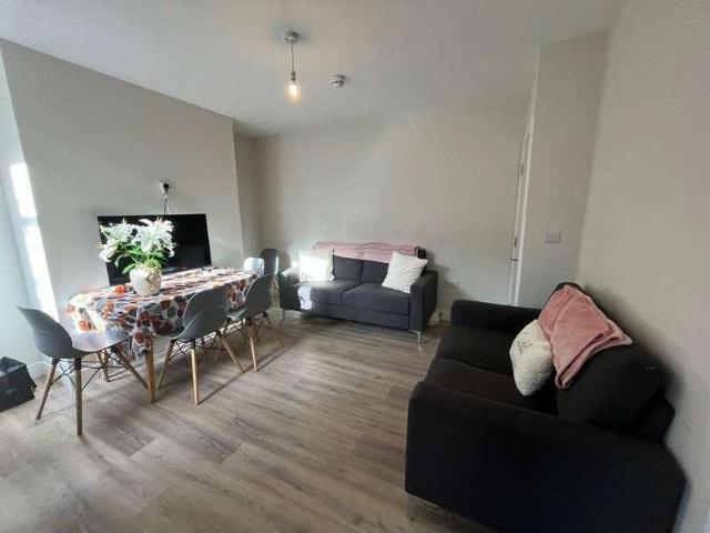 4 bed house to rent