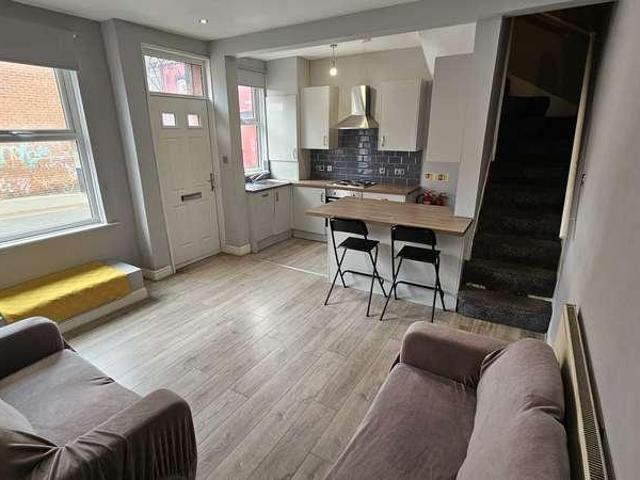 4 bed house to rent