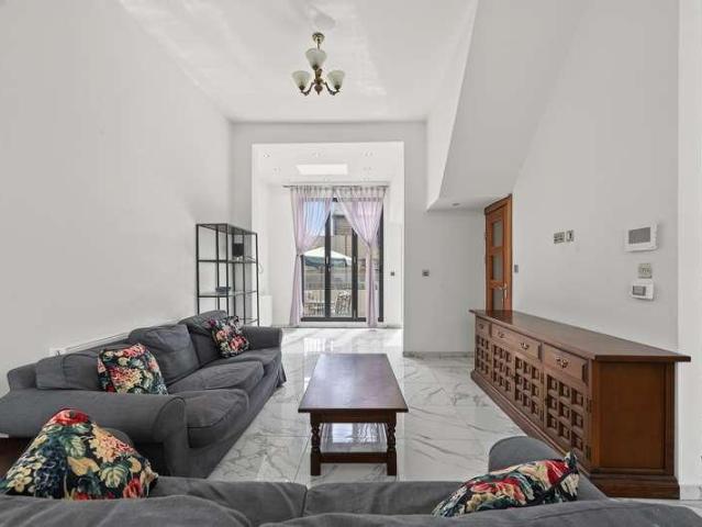 4 bed house to rent