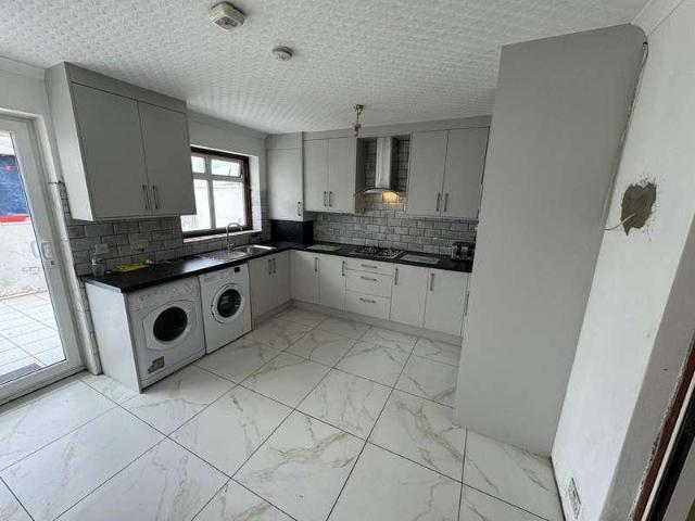 4 bed house to rent