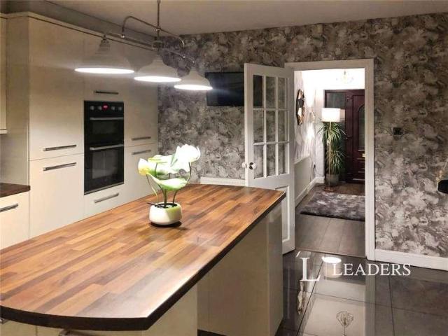 4 bed house for sale