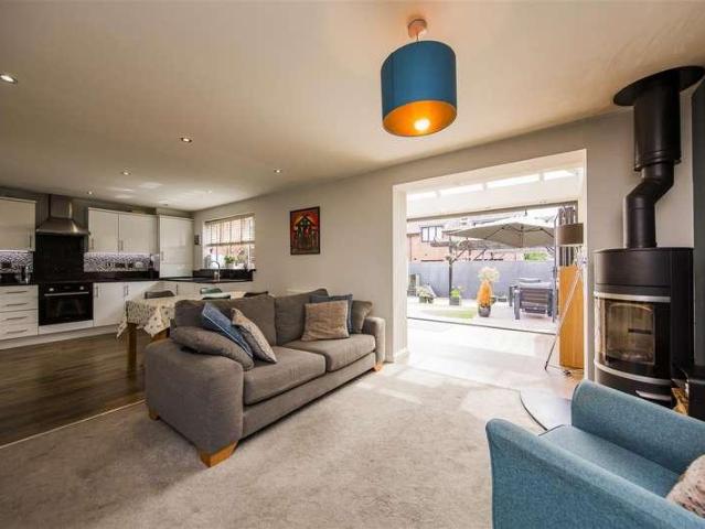 4 bed house for sale