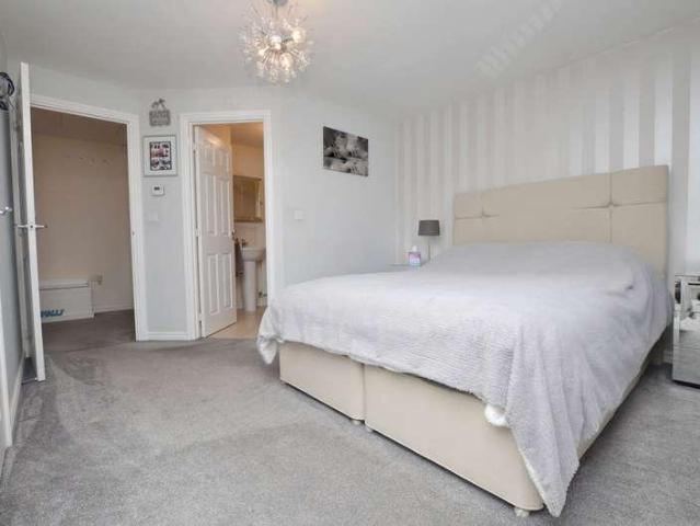 4 bed house for sale