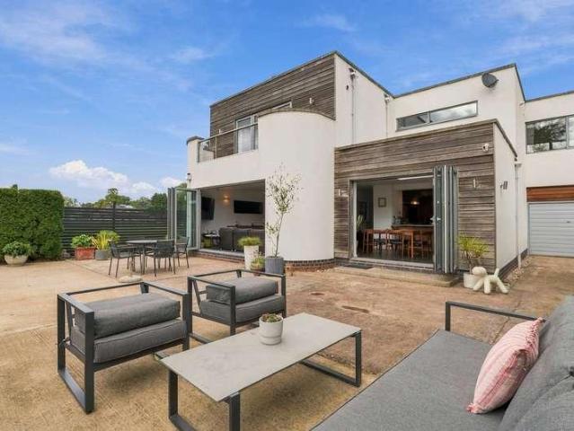4 bed house for sale