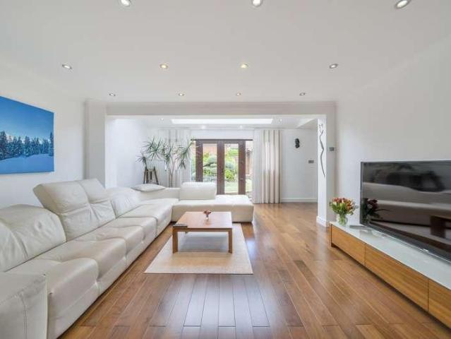 4 bed house for sale