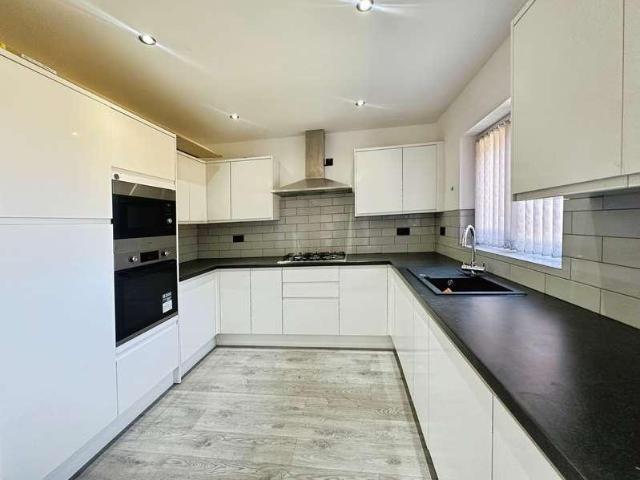 4 bed house for sale