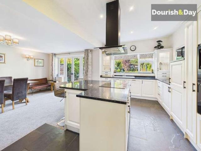 4 bed house for sale