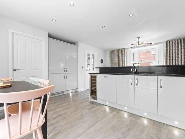 4 bed house for sale