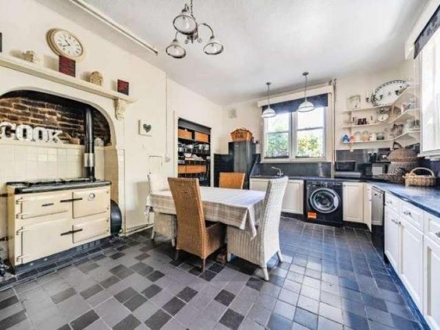 4 bed house for sale