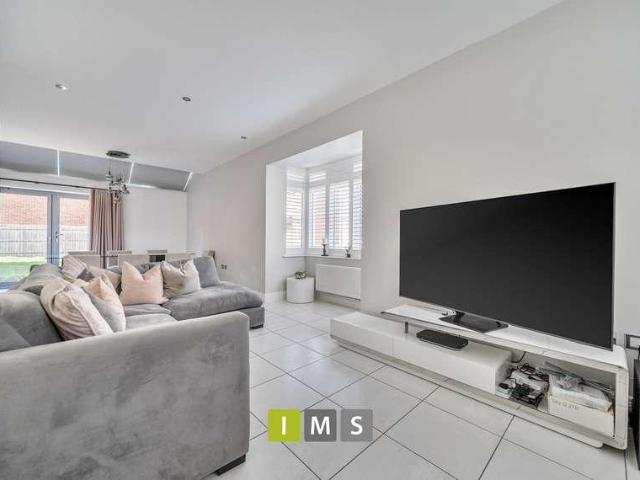 4 bed house for sale