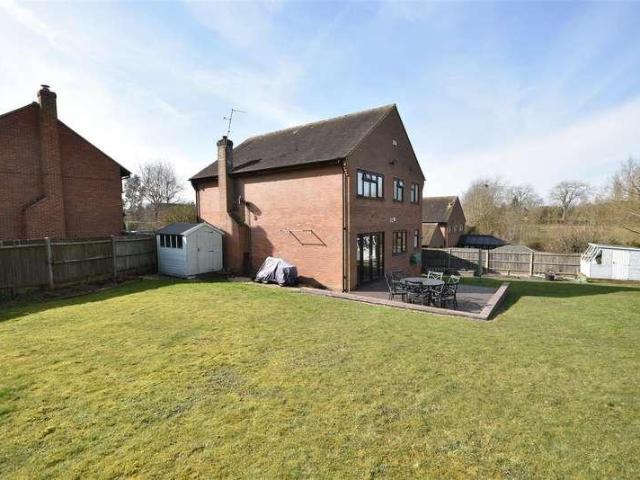4 bed house for sale