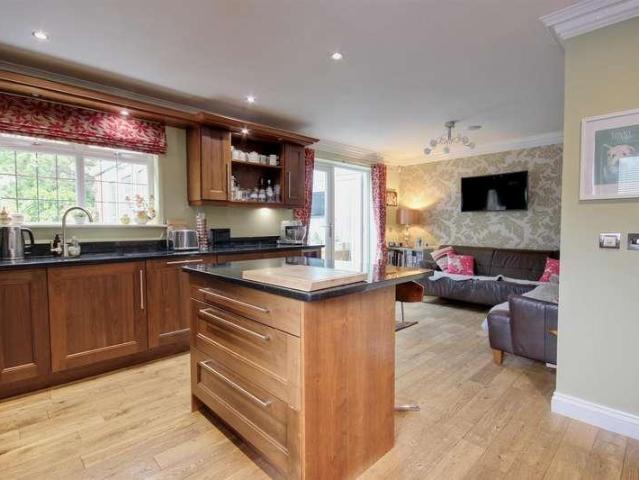 4 bed house for sale