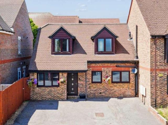 4 bed house for sale