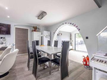 5 bed house for sale