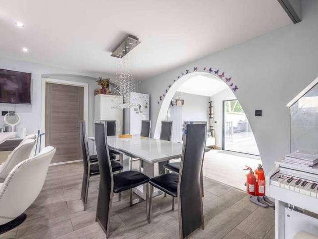 5 bed house for sale