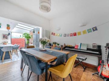 4 bed house for sale