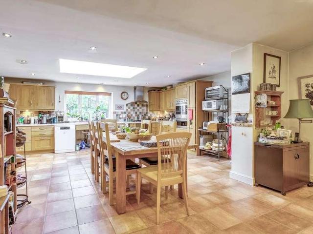4 bed house for sale