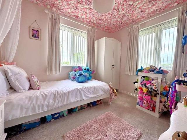 4 bed house for sale