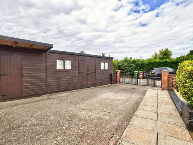 4 bed house for sale