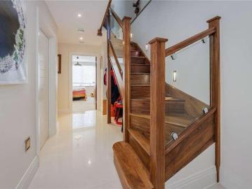 5 bed house for sale