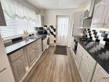 4 bed house for sale