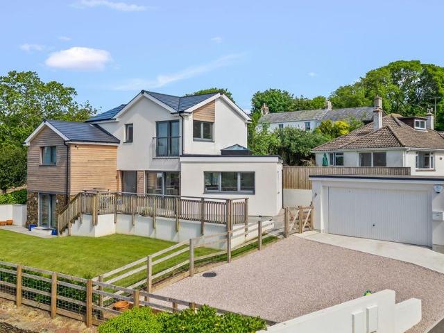 4 bed house for sale