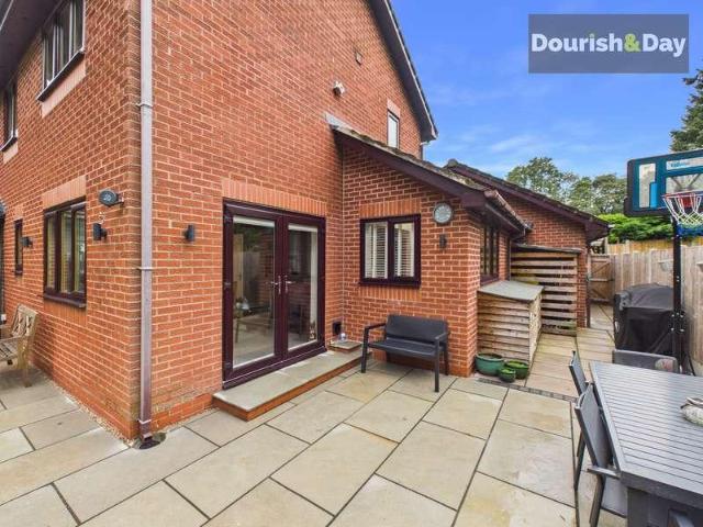 4 bed house for sale