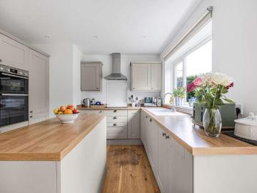 4 bed house for sale