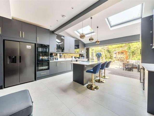 4 bed house for sale