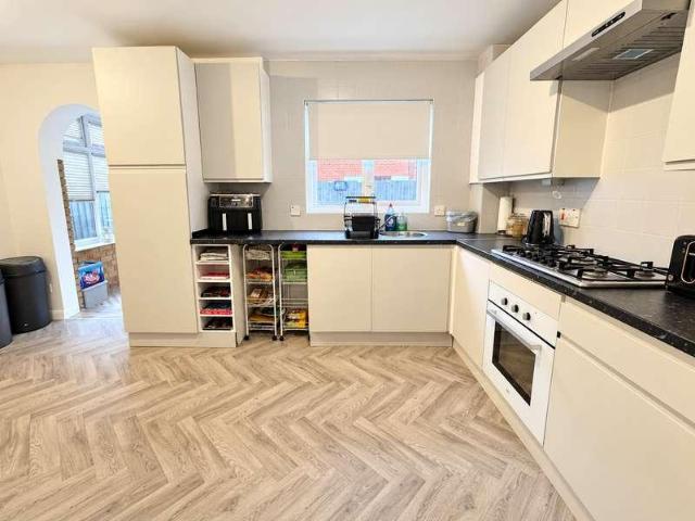 4 bed house for sale